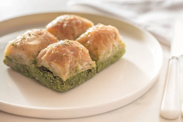 Geleneksel, lezzetli Türk baklavası beyaz tabakta — Stok fotoğraf