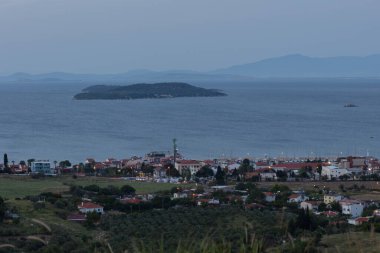 Urla, Türkiye - 12 Mayıs 2020: İskele, Urla 'da panaromik görüş. Urla, İzmir 'de daha popüler bir balıkçı kasabası..