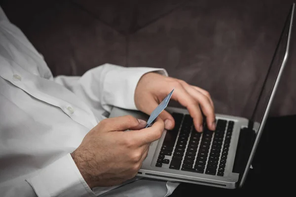 Close up of man with laptop computer and credit card at home. — Stock Photo, Image