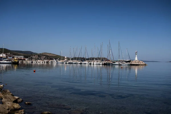 Urla, Turecko - 12. května 2020: Pohled na přístav v Iskele, Urla. Urla je populer rybaření staré město v Izmir. — Stock fotografie