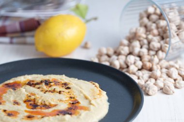 Zeytinyağı ve bezelyeli nefis ev yapımı humus makarna. Tahta masa. Sağlıklı yemek..