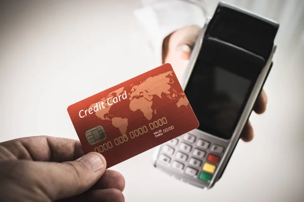 Hand of customer paying with contactless credit card with NFC technology. — Stock Photo, Image