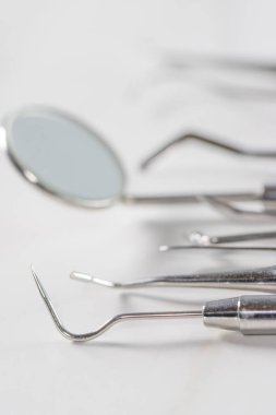 Diş hekimi araçları: ayna, diş sondası ve cımbız