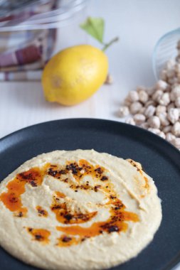 Zeytinyağı ve bezelyeli nefis ev yapımı humus makarna. Tahta masa. Sağlıklı yemek..