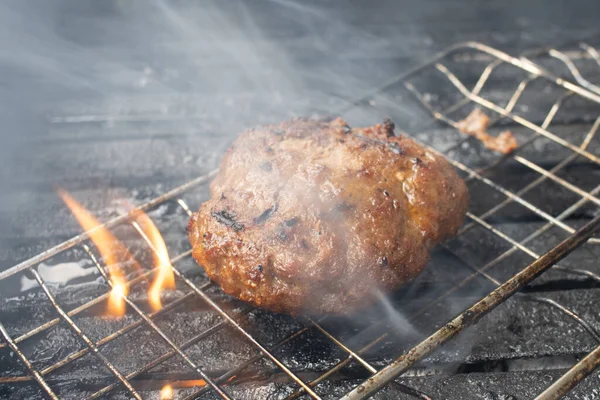 Hamburgers bakken op hete grill met vlammen — Stockfoto