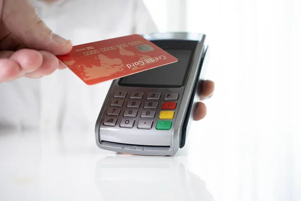NFC 기술로 비접 촉식 신용 카드를 지불하는 고객의 손. — 스톡 사진