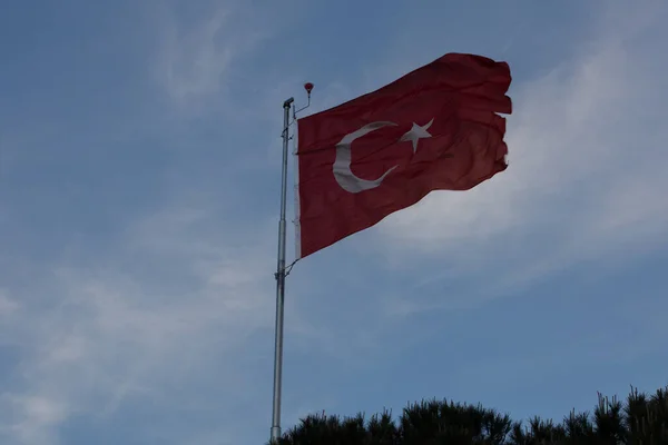 Турецкий флаг, развевающийся в голубом небе — стоковое фото