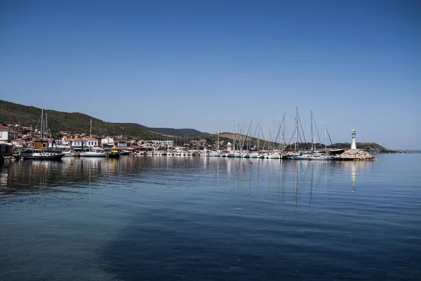 Urla, Turkey - may 12, 2020 : Harbour view in Iskele, Urla. Urla is populer fishing old town in Izmir. — Stock Photo, Image