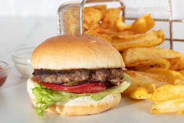 Mükemmel hamburger klasik burger, domates ve marul beyaz arka planda izole edilmiş.
