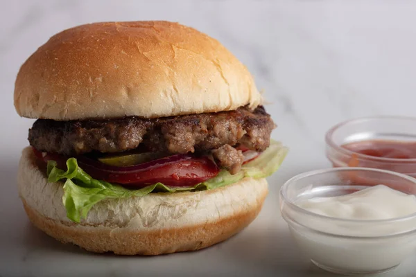 Perfekt hamburgare klassiska burgare, tomat och sallad isolerad på en vit bakgrund — Stockfoto