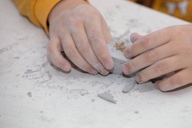 Küçük bir arkeoloğun fosillerini bulmak için kullanılan eğitici bir oyun.