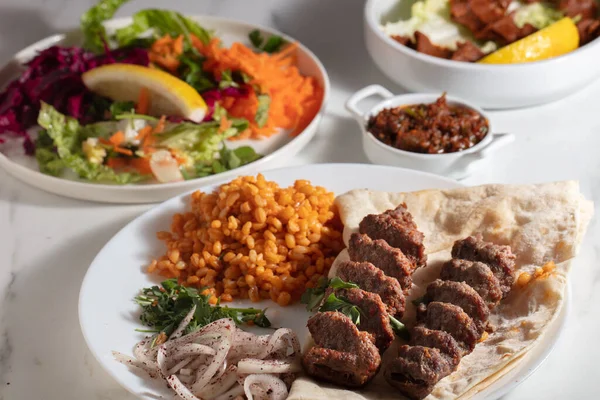 Geleneksel Adana Kebap ve salata. — Stok fotoğraf