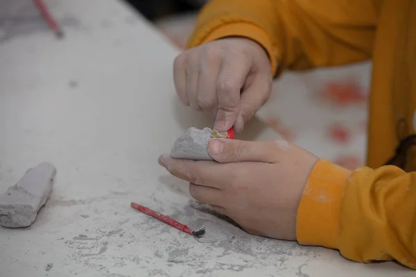 Obrázek vzdělávací hry pro nalezení fosílie pro malého archeologa, s dětskými prackami kopat — Stock fotografie