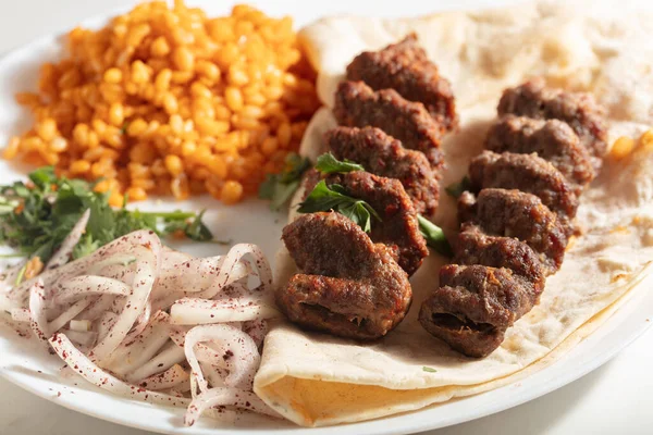 Geleneksel Adana Kebap ve salata. — Stok fotoğraf