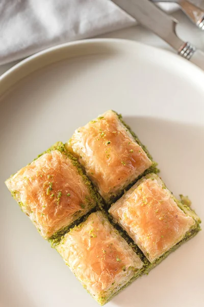 Traditionell, läcker turkiska baklava på vit tallrik — Stockfoto