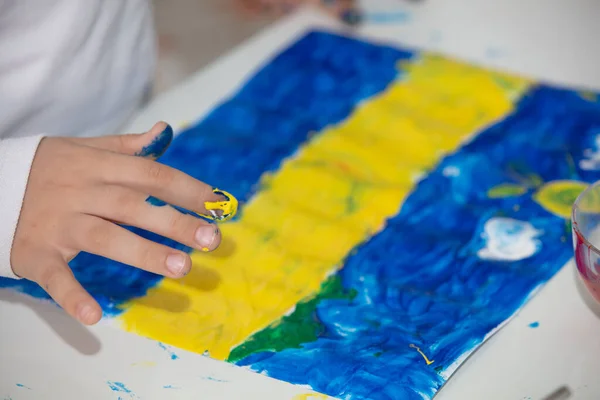 Zblízka mladý chlapec malování s barevnými rukama. Umění, kreativita a malířství koncepce — Stock fotografie
