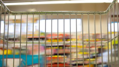 Alışveriş arabalı süpermarket koridoru