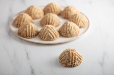 Komb adında özel ve geleneksel bir kurabiye tabağı. Türkiye 'nin Hatay kentinde çok meşhurdur.