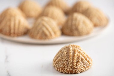 Komb adında özel ve geleneksel bir kurabiye tabağı. Türkiye 'nin Hatay kentinde çok meşhurdur.