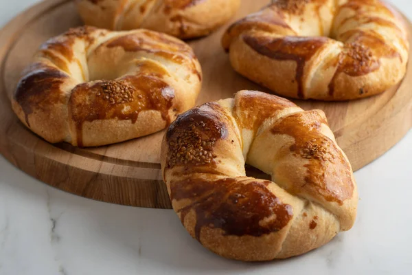 Török sütemény. Török sütemények pogaca, acma, simit, a cukrászda bemutatóján — Stock Fotó