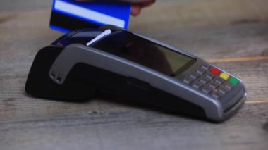 POS terminalinden kredi kartı geçiyor