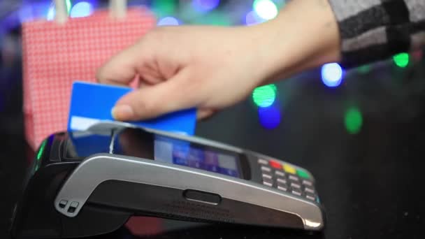 Balayage main carte de crédit sur terminal POS — Video