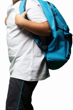 İzole edilmiş beyaz arka planda duran sırt çantası takan çocuk.