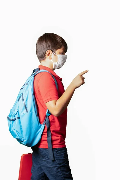 Niño Niño Usando Mochila Pie Sobre Fondo Blanco Aislado —  Fotos de Stock