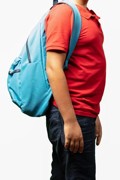 Мальчик в рюкзаке стоит на изолированном белом фоне — стоковое фото