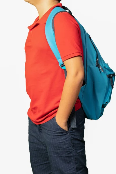 Niño niño usando mochila de pie sobre fondo blanco aislado — Foto de Stock