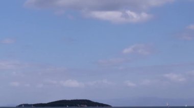 Bir yarışta yelkenli sürat manzarası