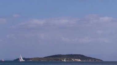 Bir yarışta yelkenli sürat manzarası