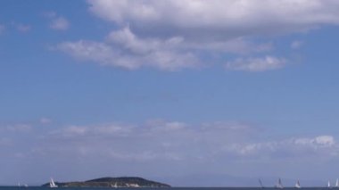 Bir yarışta yelkenli sürat manzarası