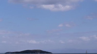 Bir yarışta yelkenli sürat manzarası