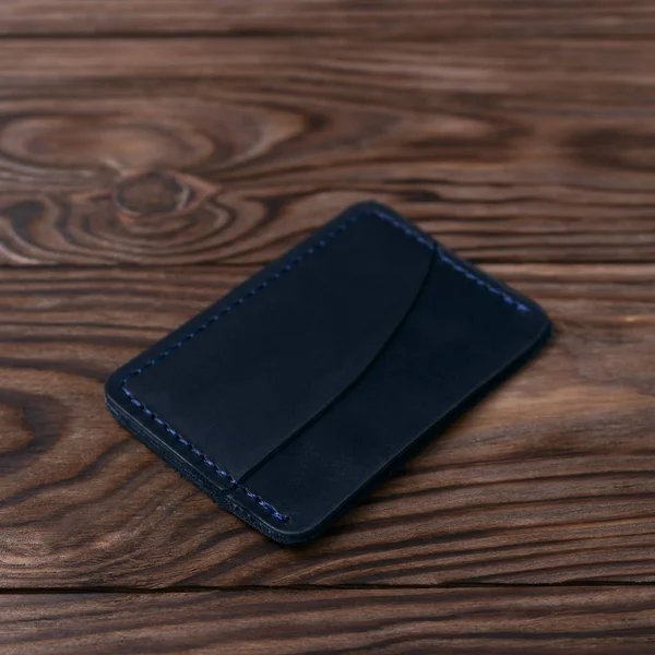 Color azul cuero hecho a mano un titular de tarjeta de bolsillo en bac de madera —  Fotos de Stock