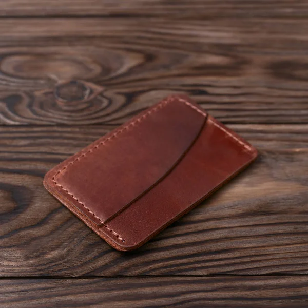 Ingwerfarbe handgemachtes Leder Eintaschenkartenhalter auf Holz — Stockfoto