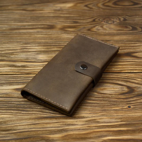 Handgemachte Ledertasche Brauner Farbe Auf Strukturiertem Holzhintergrund Brieftasche Ist Unisex — Stockfoto