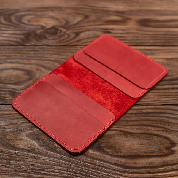 Ręcznie Robione Czerwone Skórzane Uchwyty Drewnianym Tle Posiadacz Karty Posiada — Zdjęcie stockowe