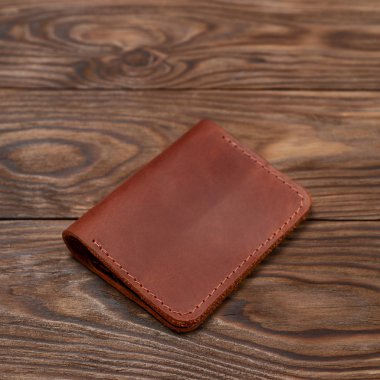 Zencefil renkli iki cepli kapalı deri el yapımı kart sahibi yatıyor