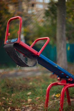Sonbaharda ıslak havada parkta bebek salıncak