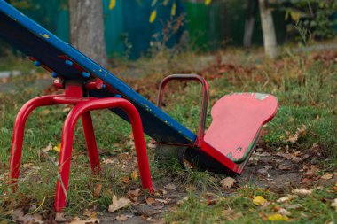 Sonbaharda ıslak havada parkta bebek salıncak