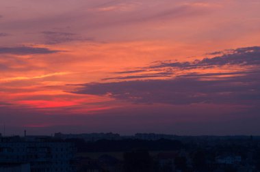 Ufuk çizgisi üzerinde bulanık güneş olan turuncu akşam gökyüzü. Yaratıcı bir fikir - yetersiz pozlanmış fotoğraf.