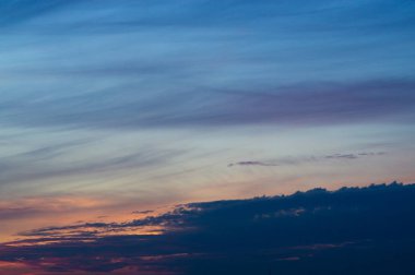 Ufuk çizgisi üzerinde bulanık güneş olan mavi bir akşam gökyüzü. Yaratıcı bir fikir - yetersiz pozlanmış fotoğraf.