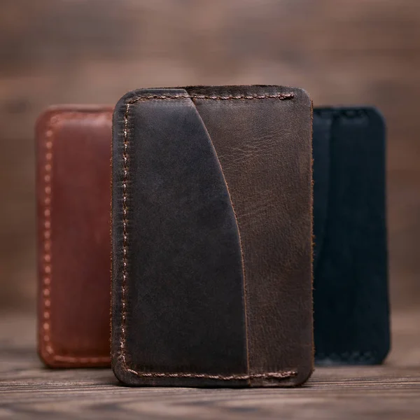 Una tasca in pelle marrone porta carte fatte a mano. Su dorso sfocato — Foto Stock