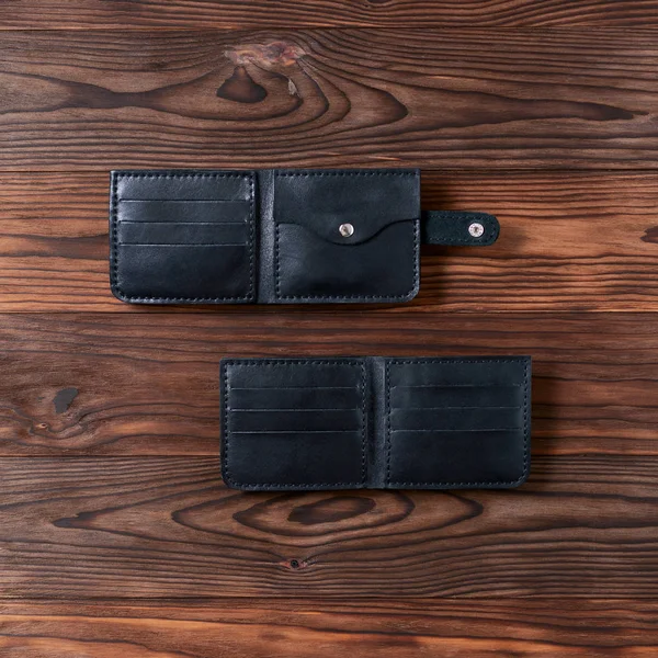 Zwei Schwarze Handgefertigte Ledertaschen Auf Hölzernem Strukturiertem Hintergrund Von Oben — Stockfoto