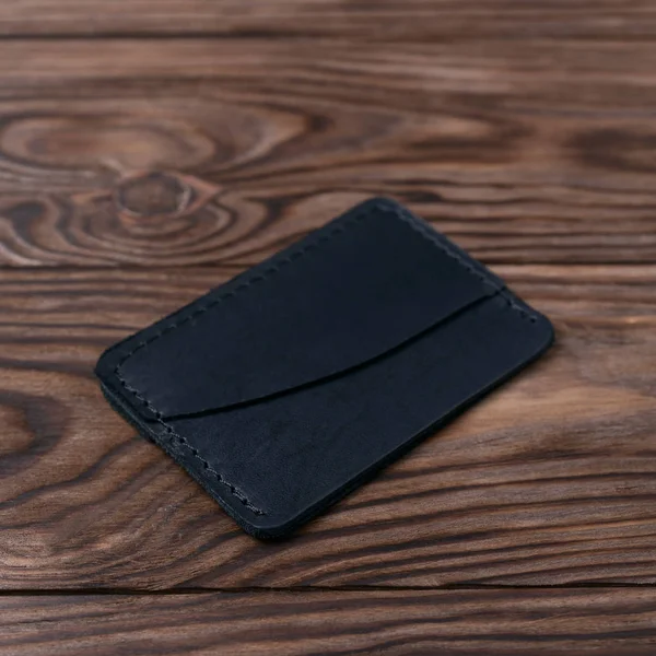Zwarte kleur handgemaakte leder een pocketkaart houder op houten ba — Stockfoto