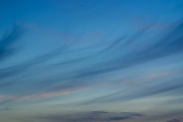 Niebieskie Wieczorne Niebo Zamglonym Słońcem Horyzoncie Koryta Ogrodzenia Kreatywny Pomysł — Zdjęcie stockowe