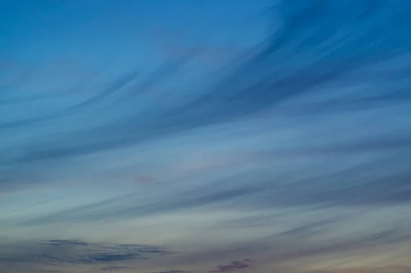 Blauer Abendhimmel Mit Verschwommener Sonne Horizont Durch Zaun Kreatives Ideen — Stockfoto