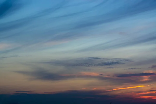 지평선 울타리에는 푸르스름 하늘이 펼쳐져 창의적 비공개적 — 스톡 사진