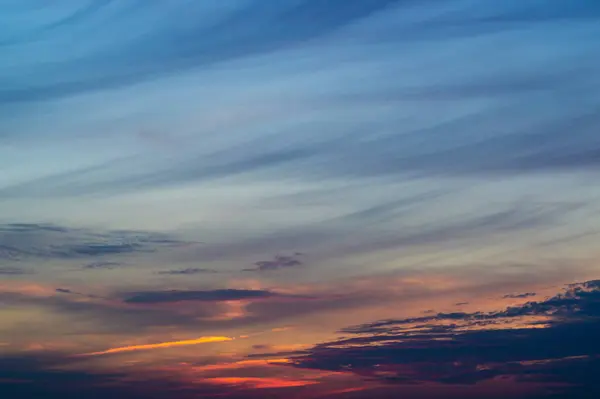 지평선 울타리에는 푸르스름 하늘이 펼쳐져 창의적 비공개적 — 스톡 사진